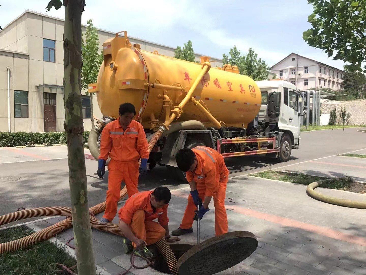 桐梓管道疏通车停在窨井附近