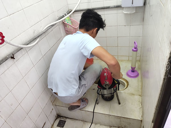 桐梓管道堵塞冒臭气 专业师傅现场解决问题
